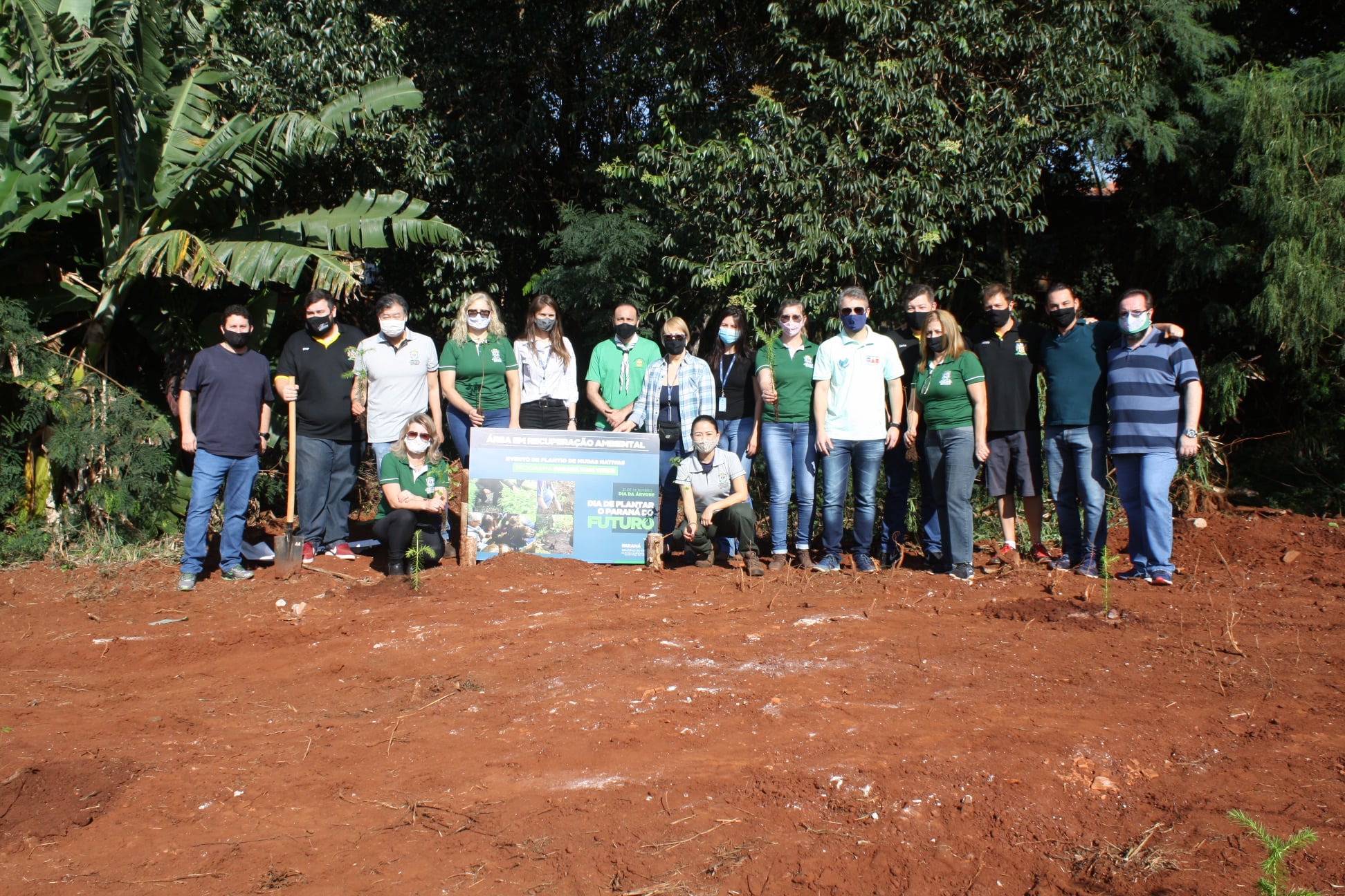 Voluntários ajudam a recompor mata ciliar no Parque Tarquínio