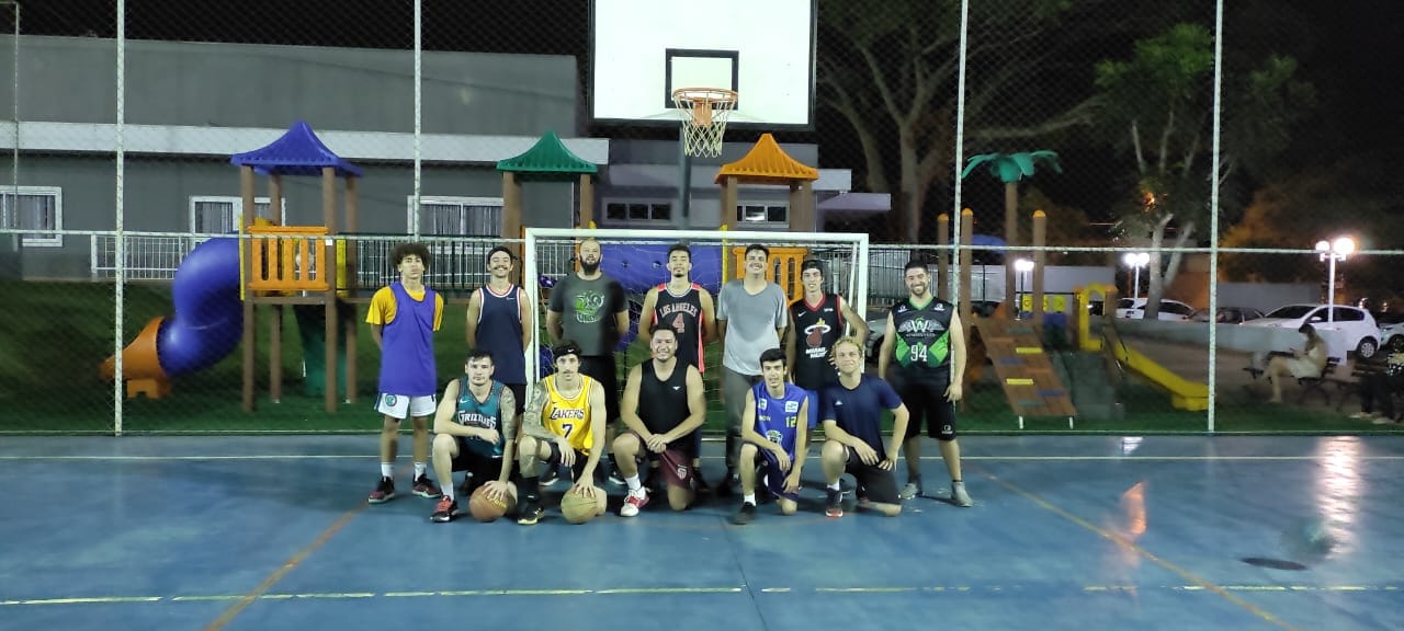 Turma do basquete se reúne toda quarta e sábado no CCA da OAB