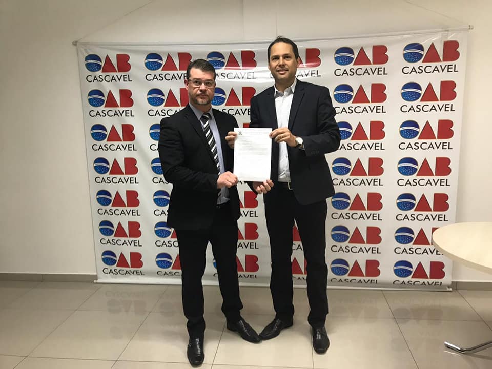 O presidente da OAB-Cascavel, doutor Jurandir Parzianello, recebeu convite do vereador Rafael Brugnerotto, também advogado, para a sessão da Câmara da tarde desta terça (20).